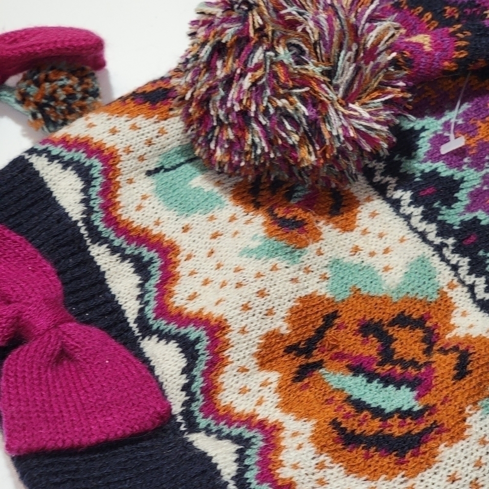 Knit Scarf and Stocking Hat pom poms and bows - Picture 10 of 12